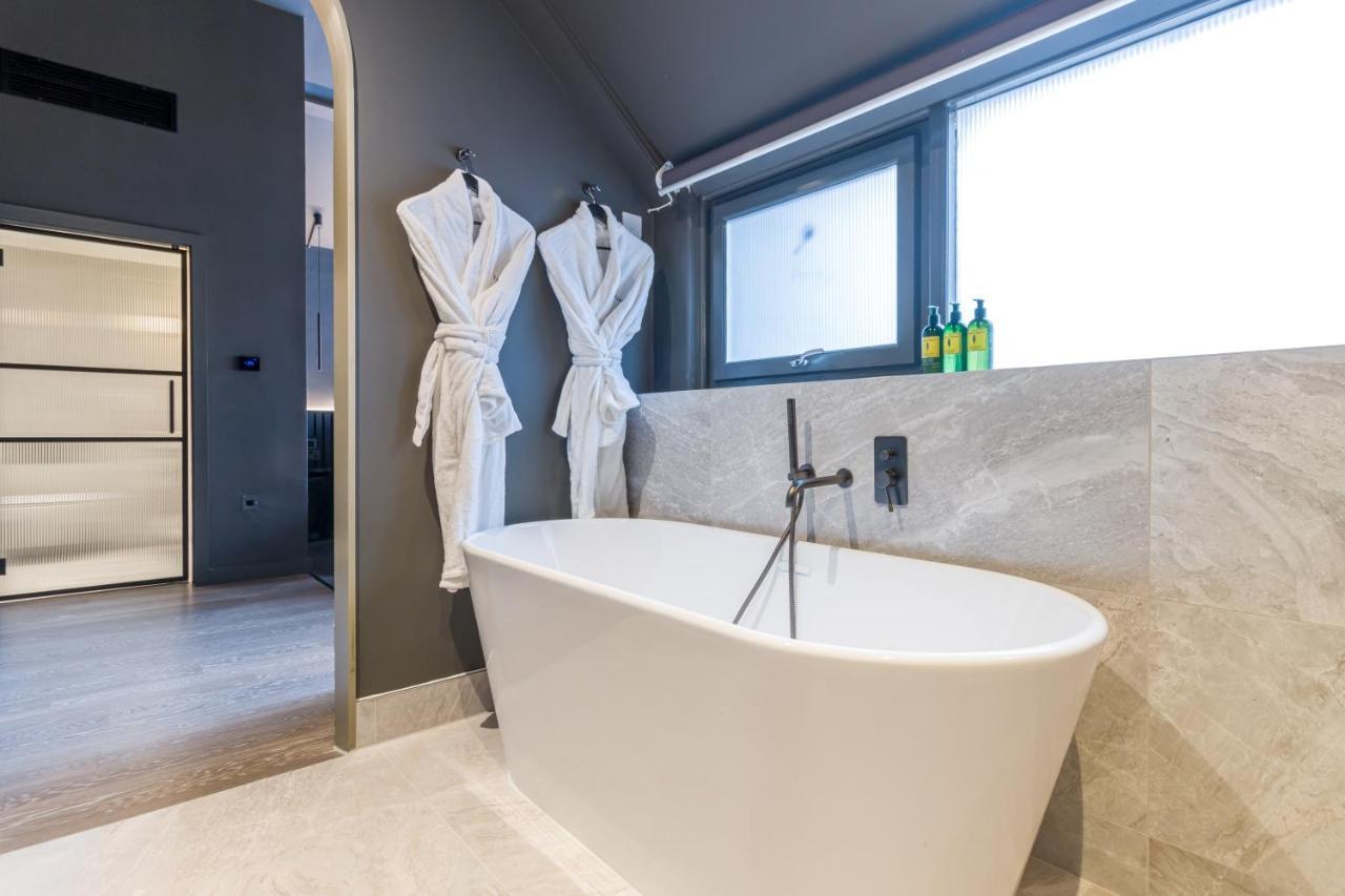 King Suite with Sitting Area and Walk-In Rain Shower - Non-Smoking