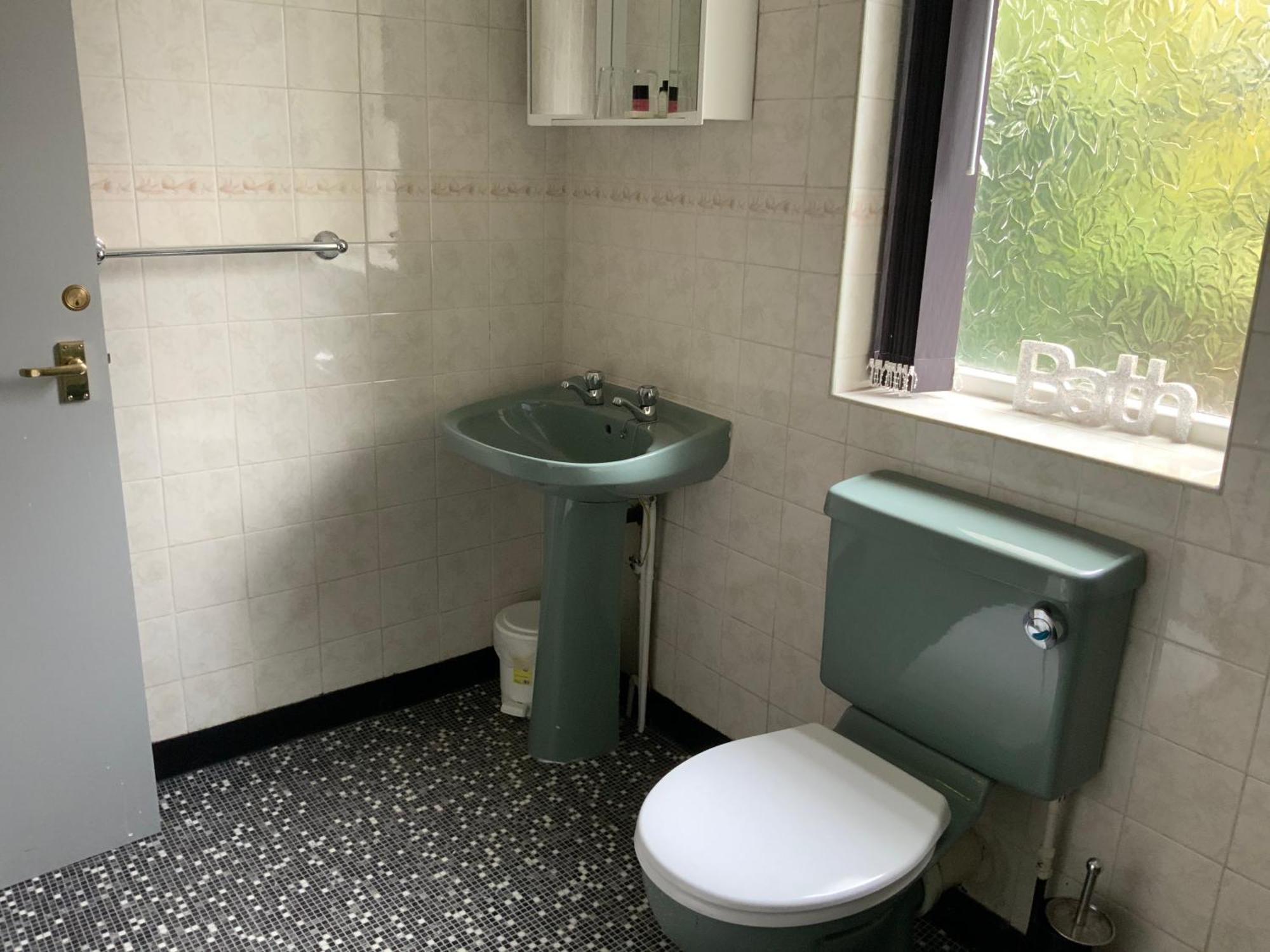 Single Room Private External Bathroom