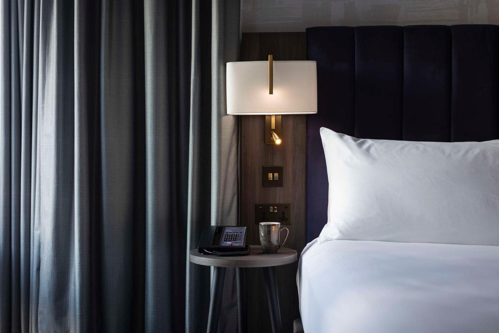 Deluxe Corner King Room