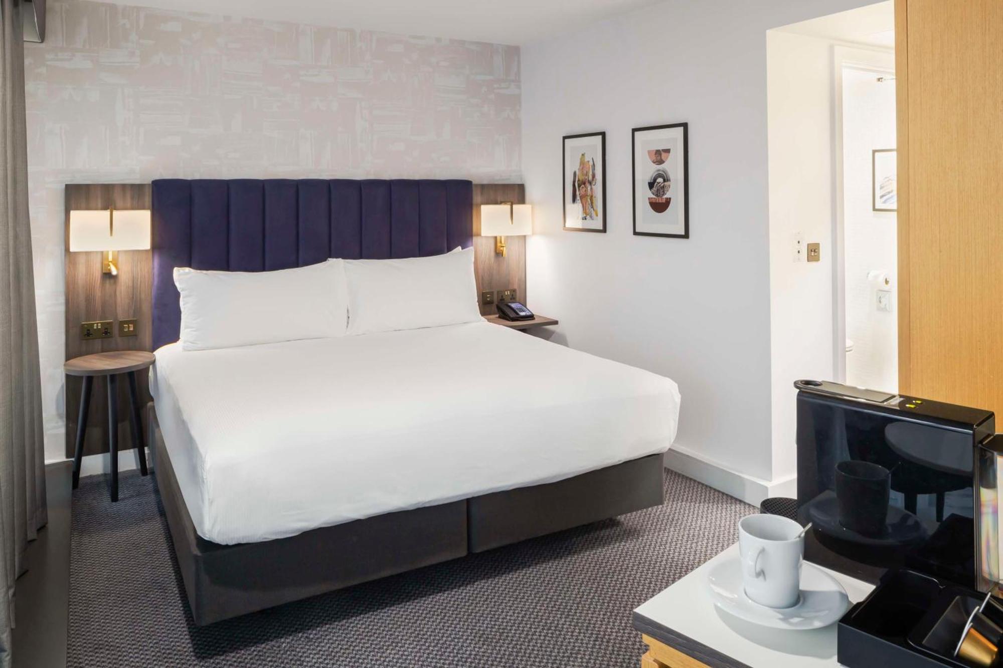 Deluxe Corner King Room