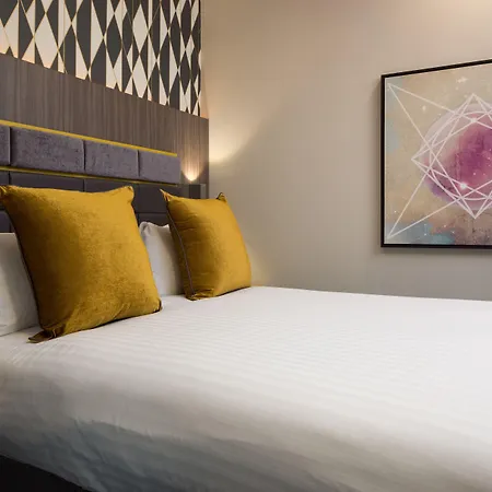 Roomzzz Manchester Victoria-2