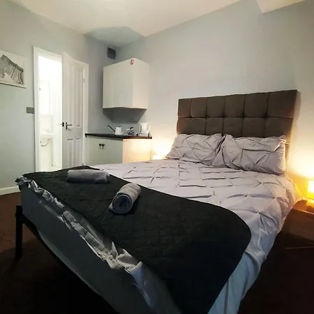 Bankwell Guest House-2