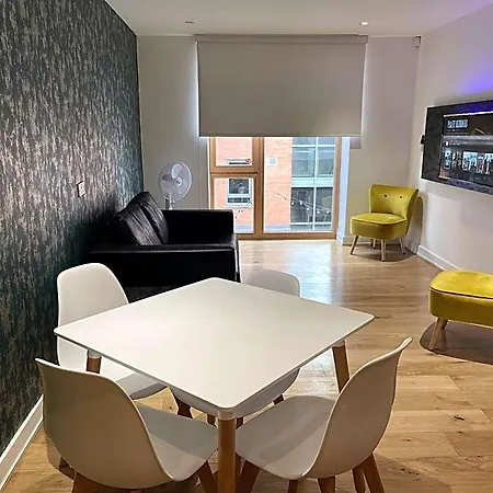 Premier Inn Manchester Salford Quays-2